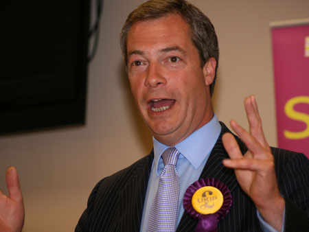 Nigel Farage: «Η Ευρωζώνη διοικείται από άτομα που δεν σέβονται ούτε τη Δημοκρατία, ούτε το νόμο.»! (Βίντεο)