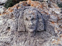 Κεφαλή σφίγγας σε βράχο κοντά σε θεμέλια αρχαίας πυραμίδας στα Βιγκλάφια Λακωνίας!!!